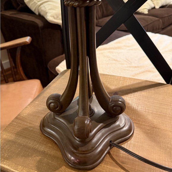 Quoizel Tiffany Lamp - Picture 5 of 6